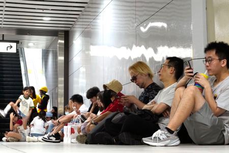防空避難訓練で地下に避難した人たち=13日、台北(共同)