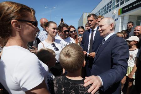 北方領土・択捉島で、島民の歓迎を受けるロシアのプーチン大統領（右）＝１３日（ＡＰ＝共同）