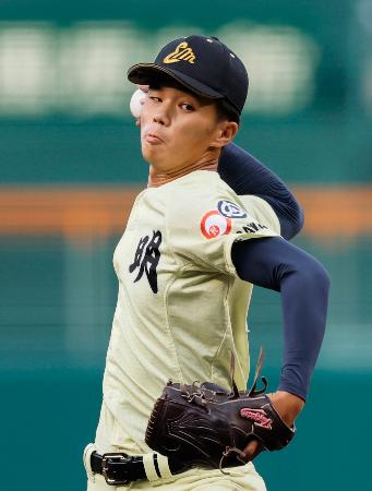 大分商戦に先発した英明・松本倫＝甲子園