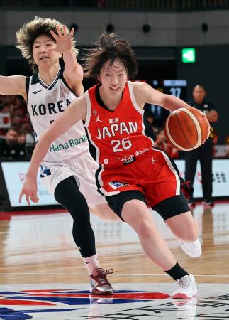 日本―韓国　第３クオーター、攻め込む田中（右）＝有明アリーナ