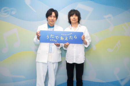 NHKの音楽特番で共に歌唱した(左から)二宮和也、宮本浩次