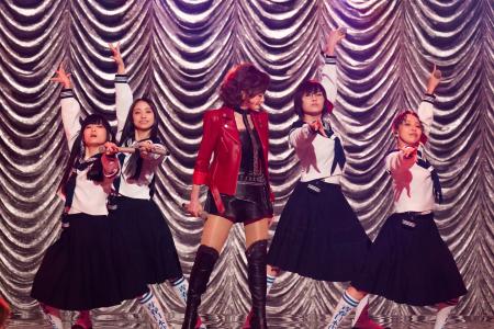 音楽特番のステージで共演した山本リンダ(中央)と新しい学校のリーダーズ