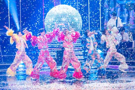 ステージに紙吹雪が舞う中、歌い踊るM!LK