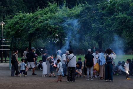 公園で手持ち花火を楽しむ人たち＝１日、東京都練馬区