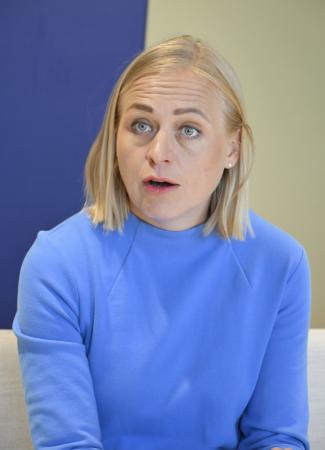 １３日、フィンランドの首都ヘルシンキで共同通信と単独会見するバルトネン外相（共同）