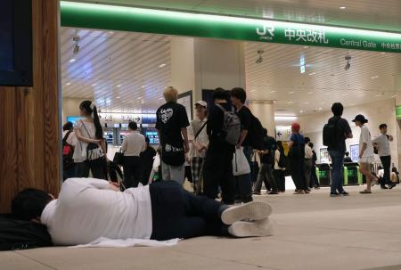 ＪＲ千葉駅で横になる人＝１４日午前４時５２分