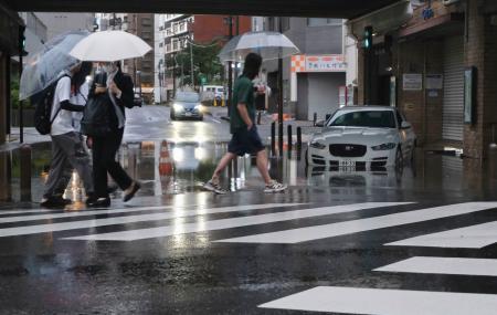 大雨の影響で冠水した千葉市内の道路＝１４日午前５時１８分