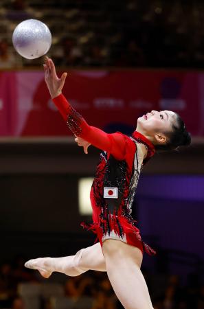 個人予選 鈴木菜巴のボール=フランクフルト(共同)