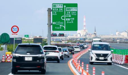 　通行止めが解除され、一般車両が走行できるようになった九州道の八代ＩＣ付近＝１４日午前、熊本県八代市