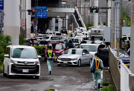 大雨の影響で立ち往生した車両=14日午前8時4分、千葉市