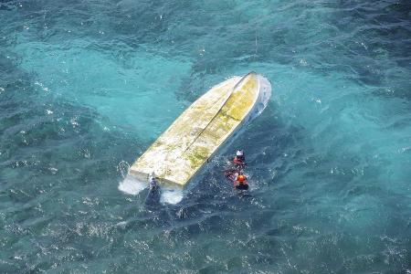 沖縄県名護市辺野古沖で転覆した船「平和丸」＝３月１６日（第１１管区海上保安本部提供）