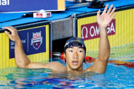 男子100メートル平泳ぎ決勝でゴールし、声援に応える大橋信。58秒54の日本新で2位に入った=アーバイン(共同)
