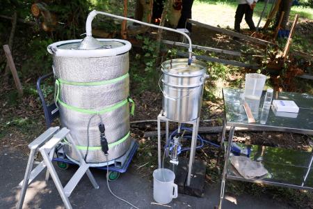 未利用材から精油を抽出する装置＝５日、長野県塩尻市の県林業総合センター