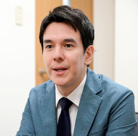　インタビューに答える金子三勇士