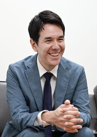 　インタビューに答える金子三勇士