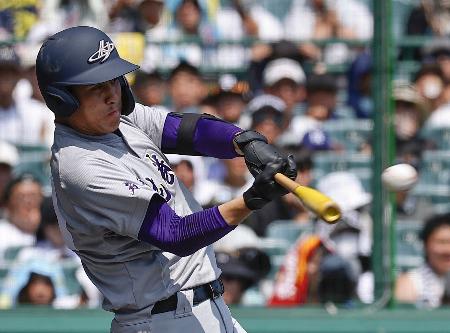 花巻東―岡山学芸館　１回表花巻東１死二塁、赤間が左越えに先制二塁打を放つ＝甲子園
