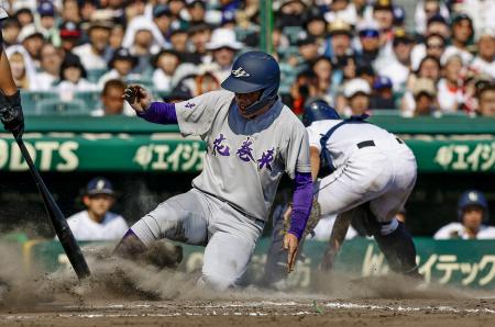 花巻東―岡山学芸館　７回表花巻東１死二、三塁、打者久保村のとき、三走赤間が本盗を決める＝甲子園