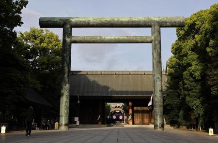 靖国神社＝４月２１日、東京・九段北