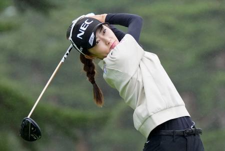 第１日、４番でティーショットを放つ安田祐香。１１アンダーで首位＝軽井沢７２ゴルフ