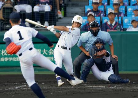 鳴門渦潮―霞ケ浦　３回裏霞ケ浦１死満塁、菊地が左中間に走者一掃の三塁打を放つ。投手西村、捕手西岡＝甲子園