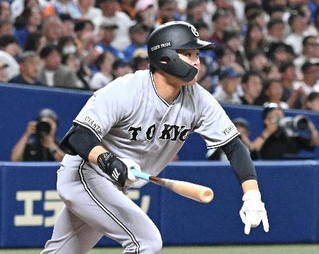 ４回巨人２死二塁、中山が右前に先制打を放つ＝バンテリンドーム