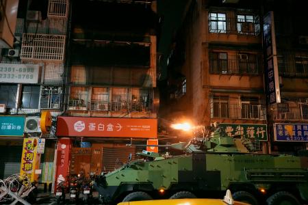 大規模軍事演習「漢光」に臨む台湾軍の装甲車＝１３日、台北（共同）