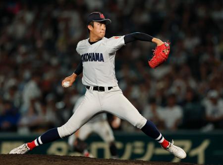 　日南学園戦に２番手で登板した横浜・織田＝甲子園