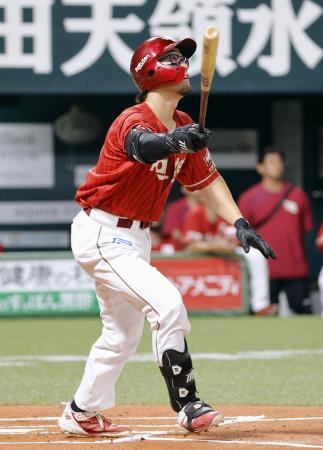 １回楽天２死一、三塁、ＹＧ安田が右越えに３ランを放つ＝みずほペイペイドーム