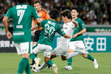 東京Ｖ―柏　前半、ゴールを決める柏・遠藤（右から２人目）＝ＭＵＦＧ国立