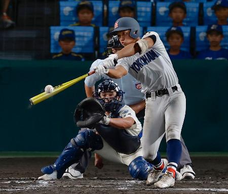 日南学園―横浜　７回表横浜２死二塁、千島が左中間に適時三塁打を放つ。捕手鬼塚＝甲子園