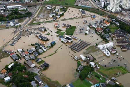 大雨で冠水した千葉県大網白里市内＝１４日午前９時１７分（共同通信社ヘリから）