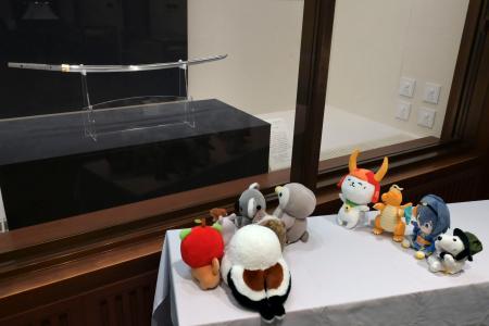 彦根城博物館の記念イベントで太刀を鑑賞するぬいぐるみ(同館提供)