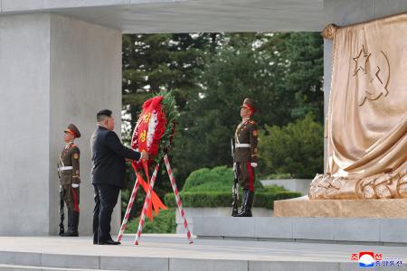 旧ソ連軍の功績をたたえた解放塔を訪れた北朝鮮の金正恩朝鮮労働党総書記（手前）＝１４日、平壌（朝鮮中央通信＝共同）