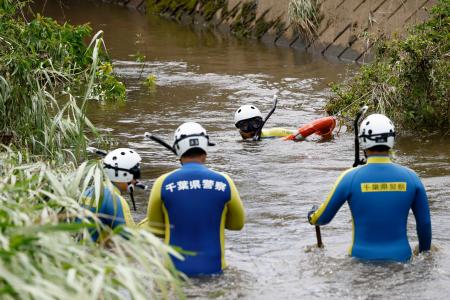 大雨被害を受けた千葉市若葉区で、行方不明者の捜索に当たる警察官＝１５日午前