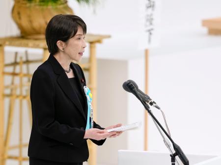 全国戦没者追悼式で式辞を述べる高市首相＝１５日午前１１時５４分、東京・日本武道館