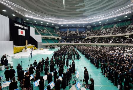 戦後81年の全国戦没者追悼式で、黙とうする参列者=15日正午、東京・日本武道館