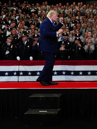 発言を終えて降壇するトランプ大統領＝１４日、米ニューヨーク州（ＡＰ＝共同）