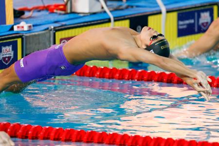 男子200メートル背泳ぎ決勝 スタートする小島夢貴=アーバイン(共同)