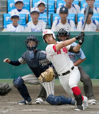 敦賀気比―智弁和歌山　タイブレークの１１回表智弁和歌山１死一、三塁、山下が中前に適時打を放つ。捕手村雲＝甲子園