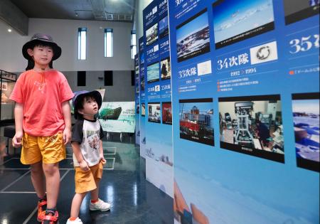南極観測の歴史を振り返る記念写真展を楽しむ男の子=6日、東京都立川市
