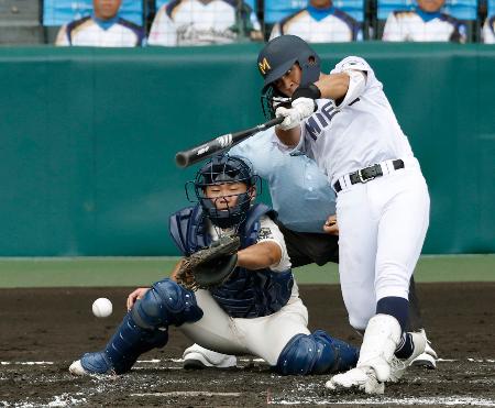 　履正社―三重　１回裏三重１死二、三塁、立松が投手強襲の適時内野安打を放つ。捕手三木＝甲子園