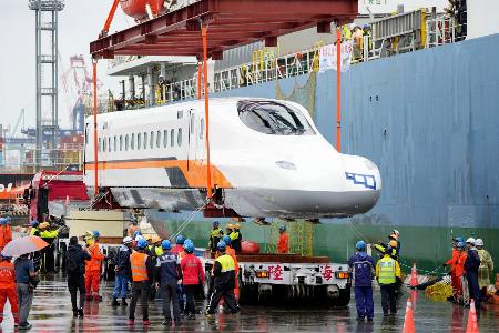 台湾南部の高雄港に陸揚げされる新型の高速鉄道車両＝１５日（共同）
