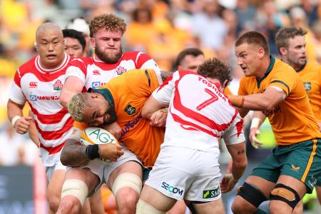日本―オーストラリア　タックルするディアンズ（左から２人目）ら＝タウンズビル（ゲッティ＝共同）