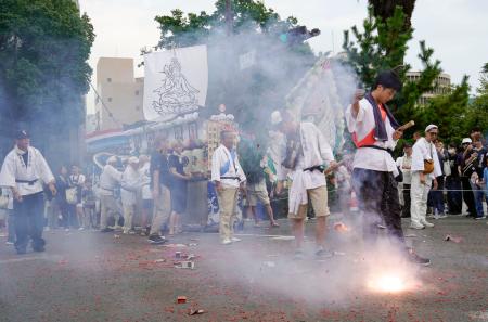 伝統行事「精霊流し」で、精霊船を引き長崎市内を練り歩く人たち=15日午後