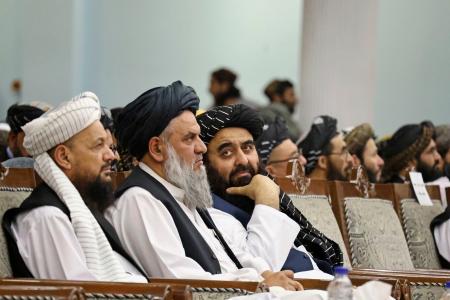 復権5年を祝う式典に参加したアフガニスタンのタリバン暫定政権の閣僚ら=15日、カブール(共同)
