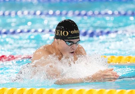 男子100メートル平泳ぎ決勝 優勝した慶応・山崎隼翔=インフロニア草津アクアティクスセンター