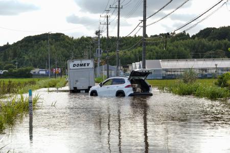 冠水した道路に放置されている車両=15日午後、千葉県佐倉市