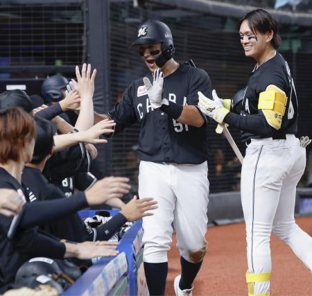 ８回、ロッテ・小川の中前打で生還し、ナインに迎えられる三走山口（左）＝ベルーナドーム