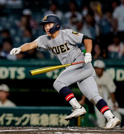 ５回表仙台育英１死一塁、有本が左翼線に適時二塁打を放つ＝甲子園