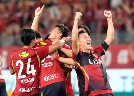 鹿島―名古屋　試合終了間際、決勝ゴールを決め喜ぶ鹿島・関川（中央奥）。右は三竿＝メルスタ